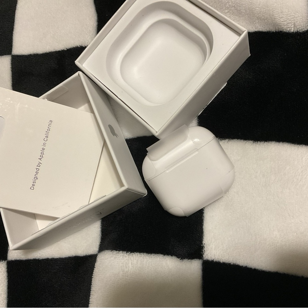 Apple AirPods generation 4w.ith Charging Case